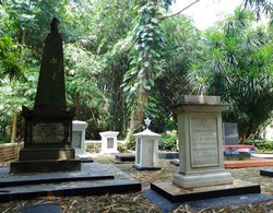 Keren! Makam Tua Belanda di Kebun Raya Bogor