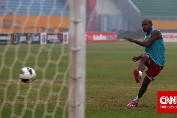 Dilema Taktik Persipura, 4-3-3 atau 4-2-3-1?