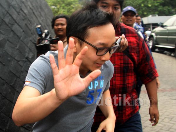 Usai Diperiksa KPK, Anak Bos Sentul City Kabur