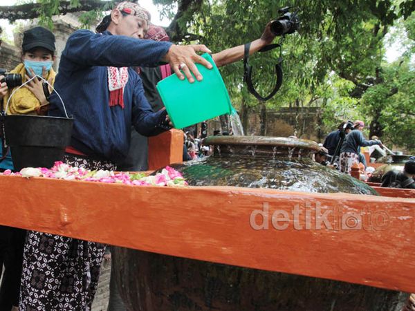 Nguras Air Kong di Makam Imogiri