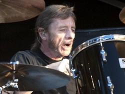 Phil Rudd AC/DC Dituntut Atas Percobaan Pembunuhan