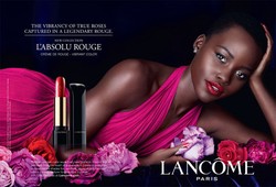 Penampilan Glamour dan Seksi Lupita Nyongo di Iklan Lancome Terbaru