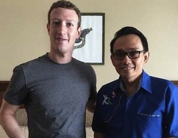 Mengapa Zuckerberg Selalu Pakai Kaos yang Sama?