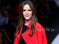 Cathy Sharon Cantik Merah Menyala di Catwalk