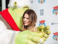Khloe Kardashian Dipeluk si Hijau Shrek