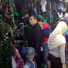 Toko Penjual Pernak Pernik TNI-Polri Sebabkan Kemacetan