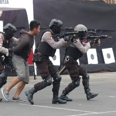 Sabhara Polrestabes Surabaya Pamer Keahlian Hadapi Penjahat