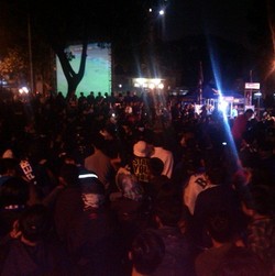 Ribuan Bobotoh Nyanyikan Halo-Halo Bandung di Balaikota