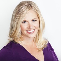 Wanita Cantik Ini Jadi Tangan Kanan Orang Terkaya Ketiga Dunia