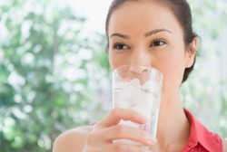 Mana Lebih Cepat Hilangkan Rasa Pedas di Mulut, Air Hangat atau Dingin?