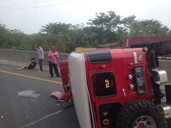Toyota Hardtop ini Terbalik di Tol Cikampek Arah Bandung, Beberapa Orang Luka