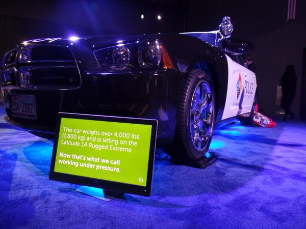 Ditindih Mobil 1,8 Ton, Laptop Dell Tetap Kokoh