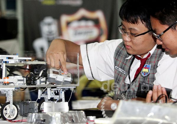 Seru! Adu Jago Robot Oprekan Anak SD-SMP