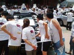 400 Orang Berebut Pegang Mobil dengan 1 Tangan