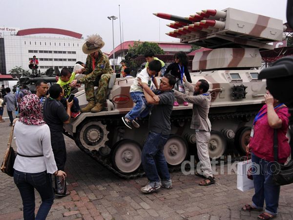 Tank Australia Pikat Pengunjung Indo Defence Expo