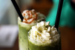 Yummy! Matcha Latte dengan Topping Kacang Azuki yang Legit