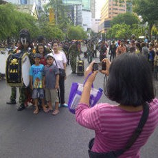 Parade Surabaya Juang, Risma Akan Naik Panser