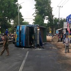 Truk Muat Bahan Karton Terguling, Jalur Malang-Surabaya Macet