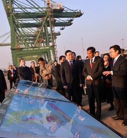 Jokowi Blusukan Dingin di Tianjin, Pantau Pelabuhan dan Pembangkit Listrik