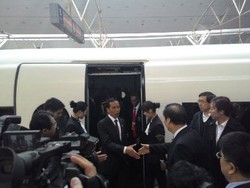 Jokowi Naik Kereta Cepat dari Beijing ke Tianjin