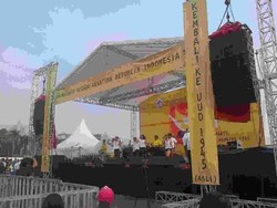 Rayakan HUT Emas, Petinggi Golkar Zumba Bareng Vicky Burki di Monas