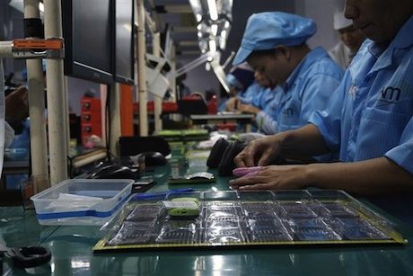 Melongok Pabrik Ponsel 'Made in Indonesia'