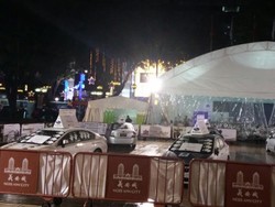 Hujan Deras, Lomba Pegang Mobil Sempat Dihentikan Sementara
