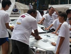 Nenek 70 Tahun Ini Sanggup Pegang Mobil Lebih dari 1 Malam