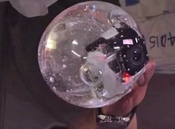 Aksi Konyol Astronaut dengan GoPro dan Gelembung Air