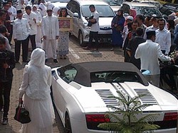 Bruum! Calon Suami Nuri Maulida Tiba di Lokasi Pernikahan dengan Lamborghini