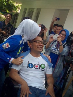 Mmuah! Dicukur Nyaris Botak, Ridwan Kamil Dapat Kecupan dari Sang Istri