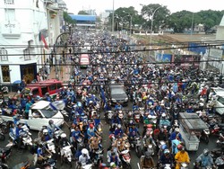 Seperti ini Birunya Jl Asia Afrika saat Ribuan Warga Tunggu Pawai Persib