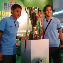 Trofi Piala AFF Mampir di Jakarta, Evan Dimas : Semoga Saya Bisa Pegang Ini Lagi