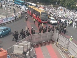 Penampakan Massa FPI Tolak Ahok yang Sebabkan Bundaran HI Macet Parah