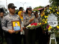 Polisi Korban Baku Tembak dengan Perampok Dimakamkan secara Militer