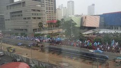 Demo FPI Belum Selesai, Massa Buruh Sudah Mulai Konvoi di Jl Thamrin