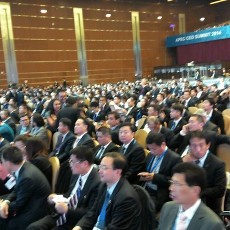 Usai Presentasi, Jokowi Diserbu para CEO di Beijing dan Diajak Selfie