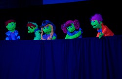 Pentas Boneka dan Tarian di Musikal Tari Cinta Indonesia