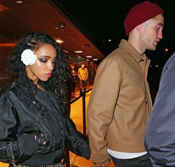 So Sweet, Robert Pattinson Berikan Mawar Untuk Pacar Barunya