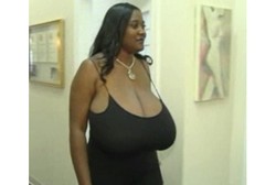 Payudara Ekstrem: Berukuran 36NNN Sampai Harus Dilakban