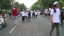 Tolak Ahok, FPI Unjuk Kebolehan Pencak Silat di Depan Balaikota