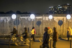 Keren! Bekas Tembok Berlin Menyala di Jerman