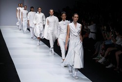 Foto: Hitam, Putih, Silver, Tren Warna 2015 dari Desainer Indonesia