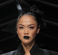Tren Lipstik Hitam di JFW 2015, Ini Cara Aplikasi Agar Tak Terkesan Gothic