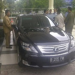 Pakai Lexus, Fadel Muhammad Datangi Kantor Menteri Susi