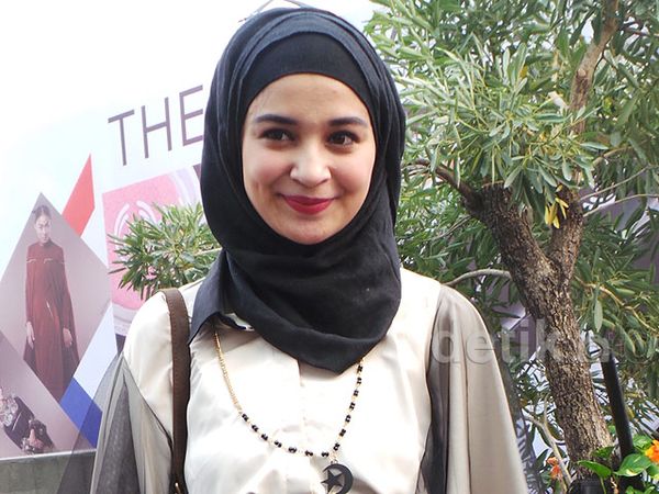 Shireen Sungkar Cantik dan Stylish Berhijab
