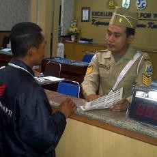 Petugas Samsat Layani Warga Gunakan Seragam Polisi Jadul