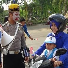 Sambut Hari Pahlawan, Polisi di Sumenep Berbaju Sakera dan Berjoget