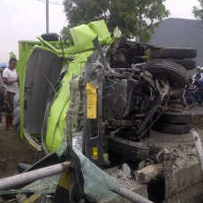 Truk Muat Pasir Terguling Usai Tabrak Jembatan