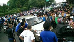 Polisi Janji Proses Hukum Perusak Mobil Pelat B Saat Konvoi Persib Juara
